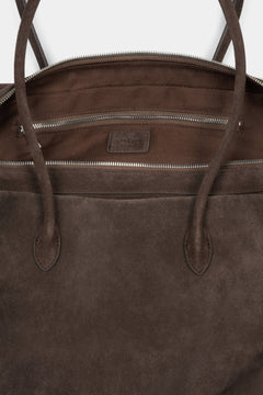 Innenansicht der dunkelbraunen Velours-Tasche mit drei Fächern und Textilfutter.