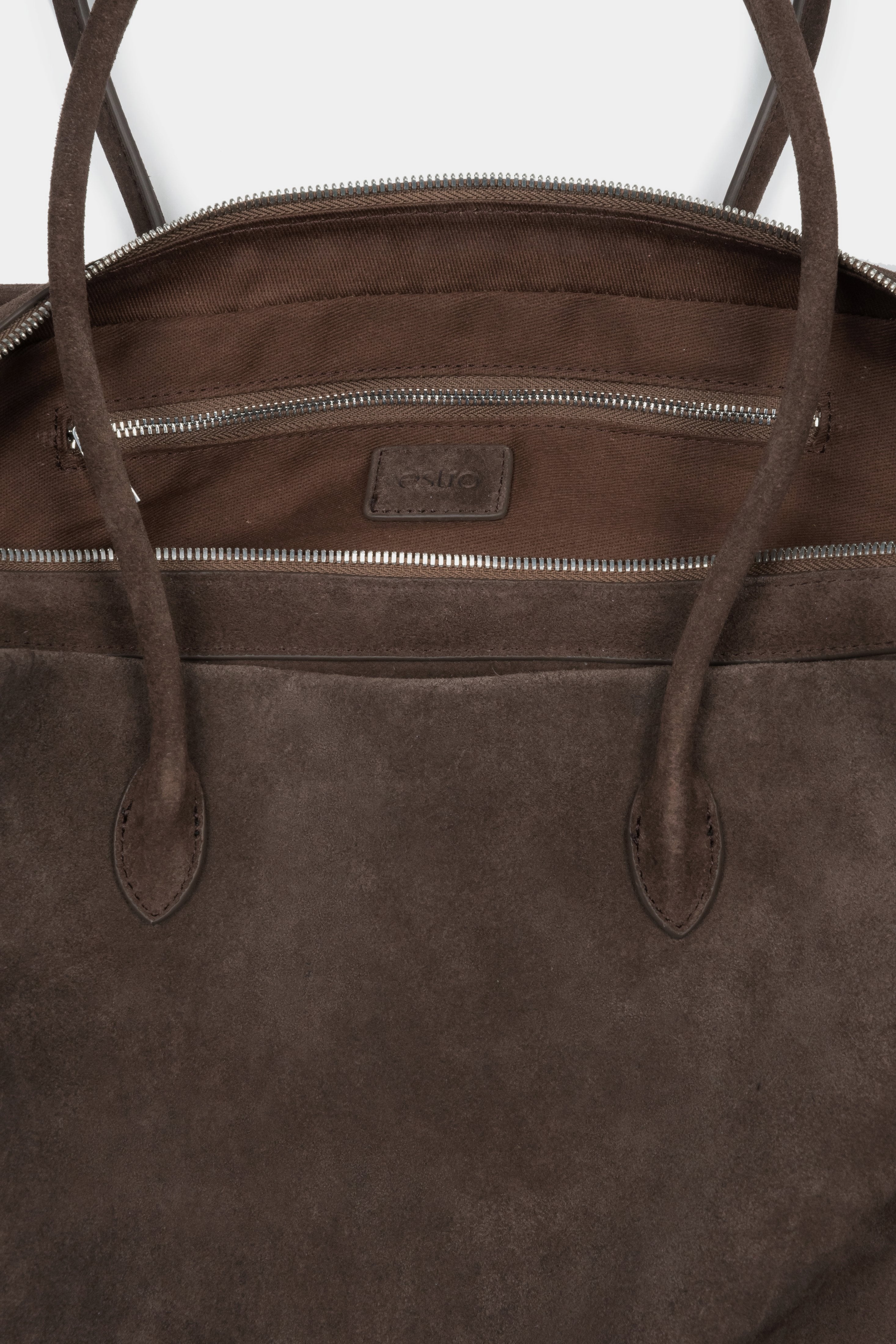 Innenansicht der dunkelbraunen Velours-Tasche mit drei Fächern und Textilfutter.