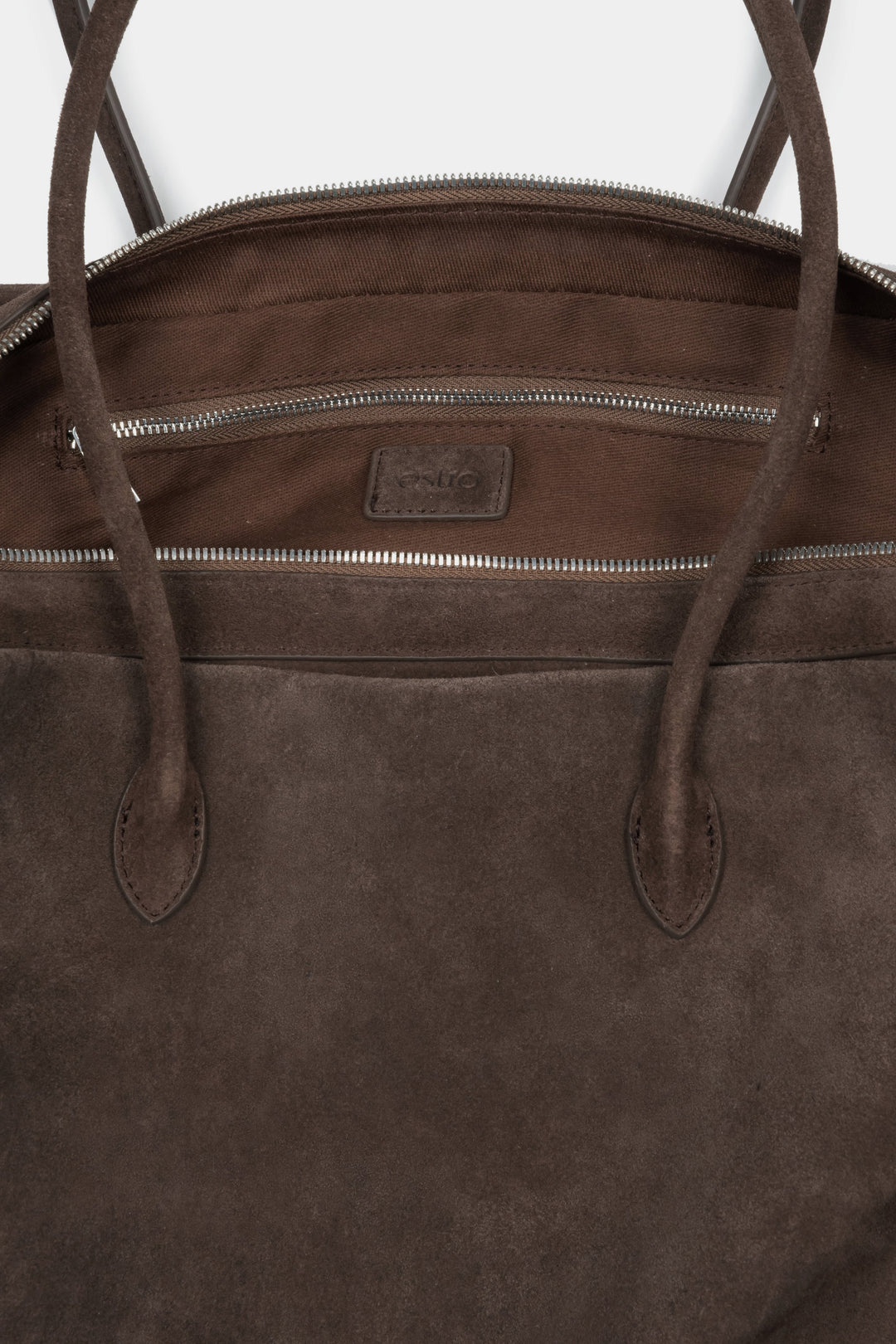 Innenansicht der dunkelbraunen Velours-Tasche mit drei Fächern und Textilfutter.