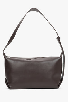 Diagonale Ansicht der dunkelbraunen Leder-Listonoszka von vorne, die die kompakte, abgerundete Form zeigt