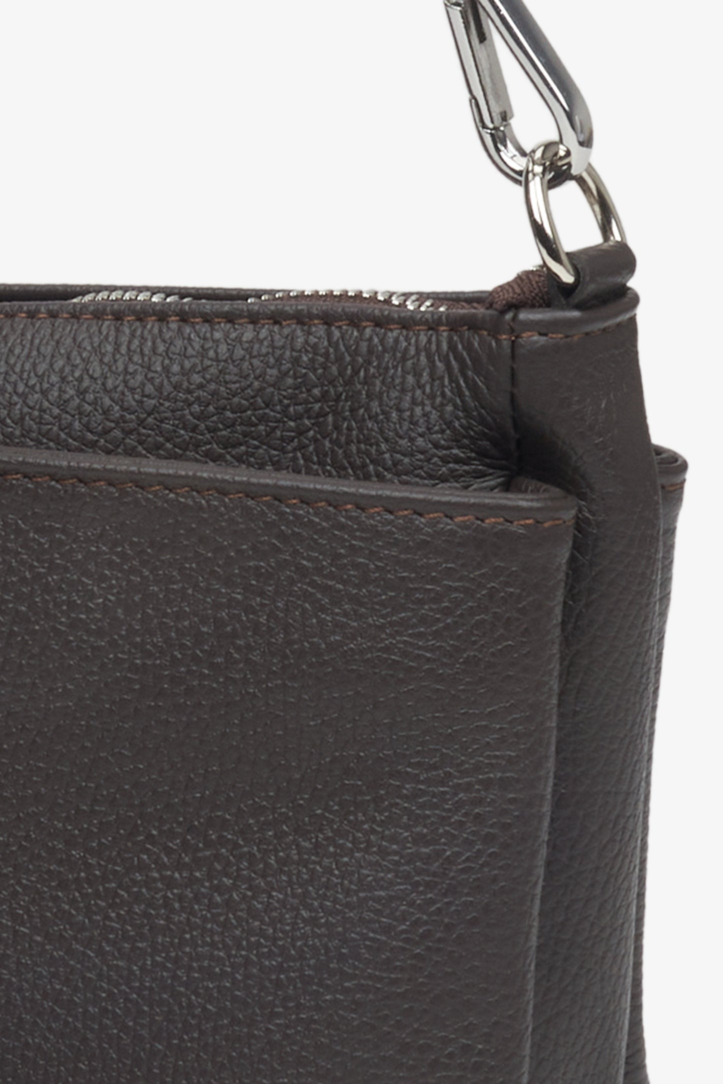 Umhängetasche für Damen aus dunkelbraunem Premium-Italienischem Leder von Estro – Details.
