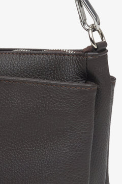 Umhängetasche für Damen aus dunkelbraunem Premium-Italienischem Leder von Estro – Details.