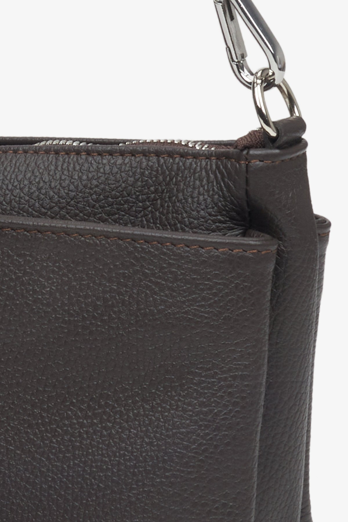 Umhängetasche für Damen aus dunkelbraunem Premium-Italienischem Leder von Estro – Details.