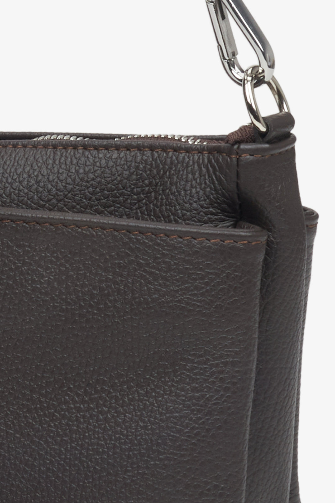 Umhängetasche für Damen aus dunkelbraunem Premium-Italienischem Leder von Estro – Details.