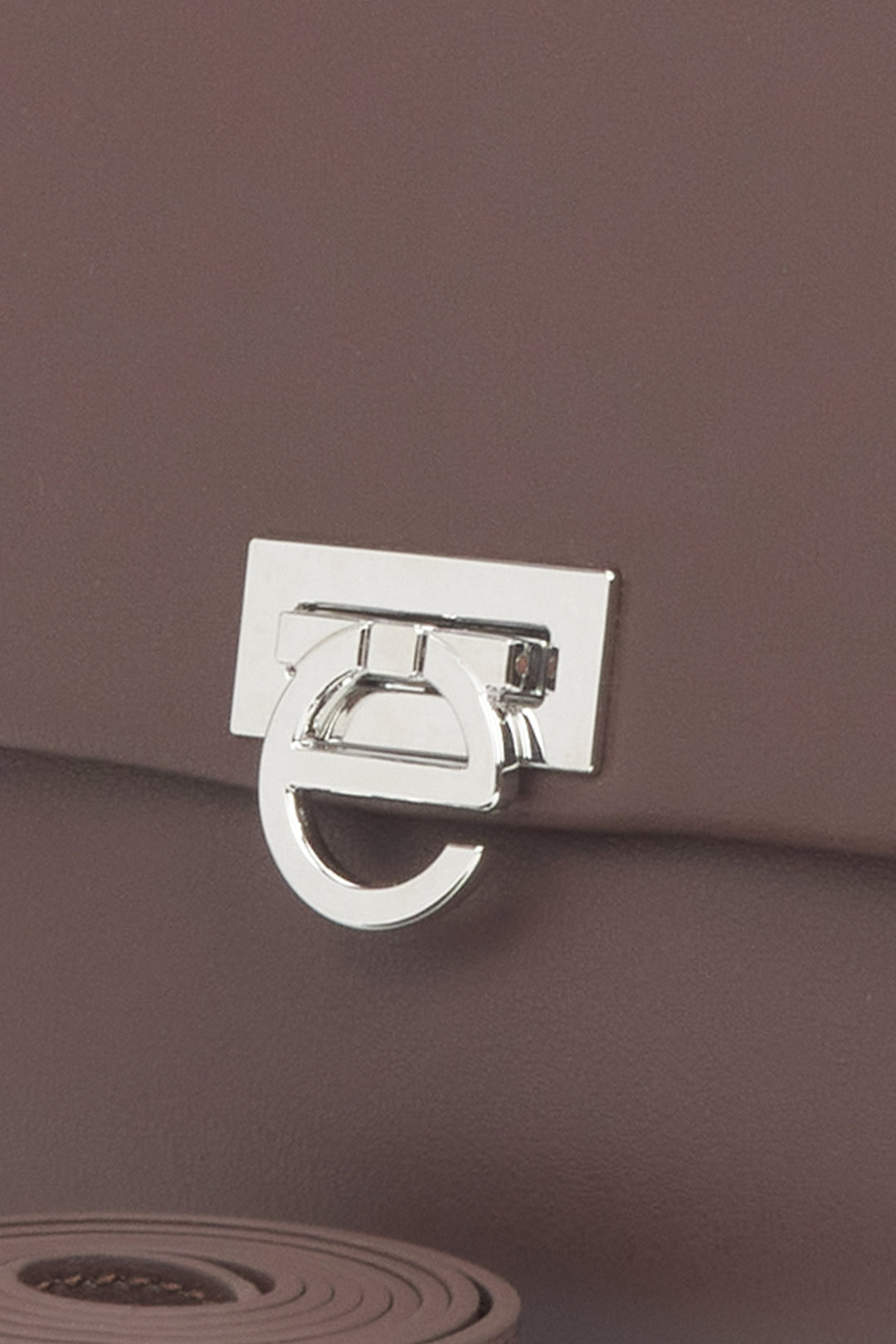 Estro Damen-Umhängetasche aus dunkelbraunem Echtleder – Details.