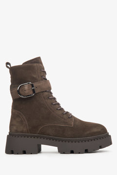 Flaches Seitenprofil der dunkelbraunen Damen-Winter-Stiefeletten aus Veloursleder