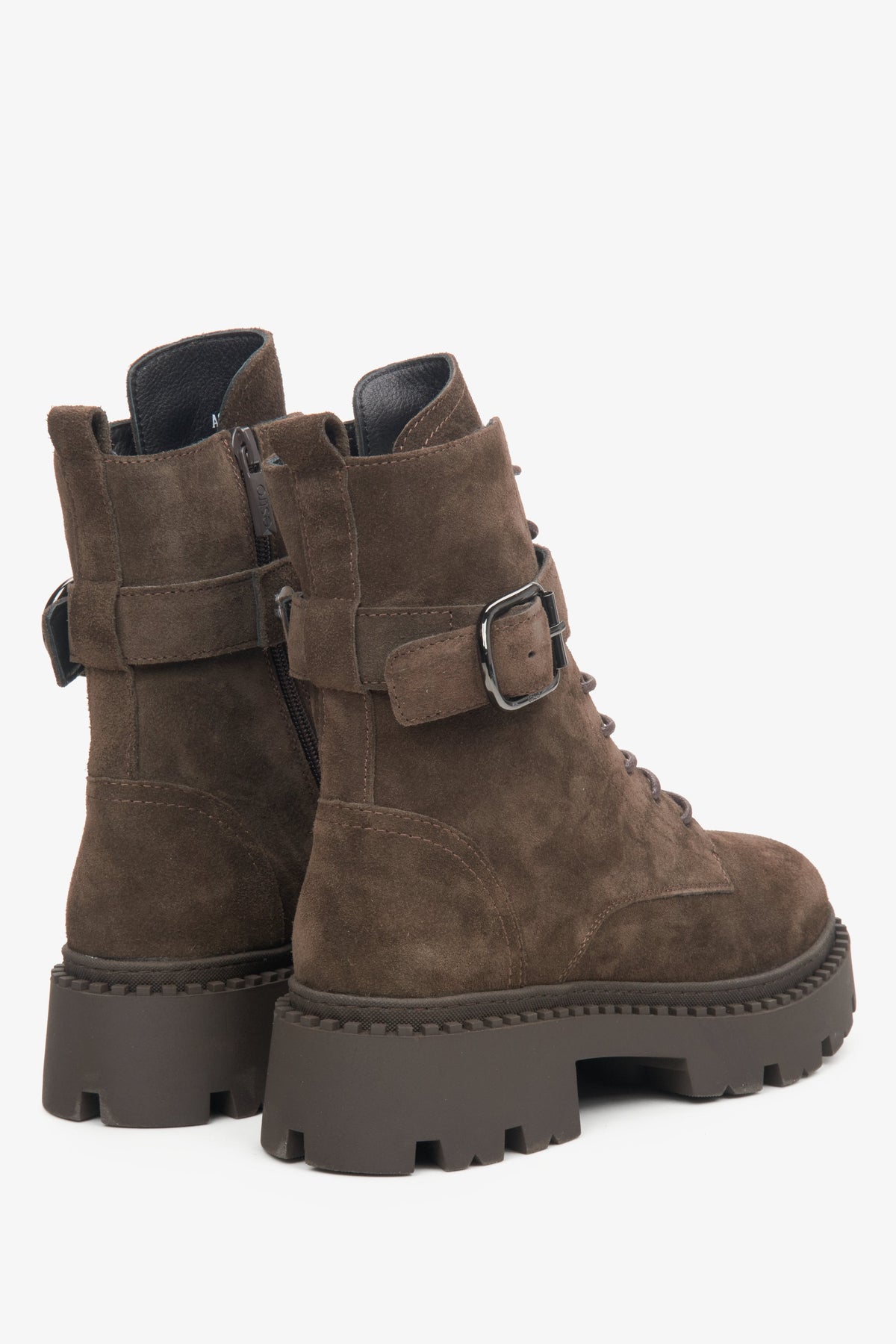 Rückwärtige Ansicht der dunkelbraunen Stiefeletten mit Zierriemen
