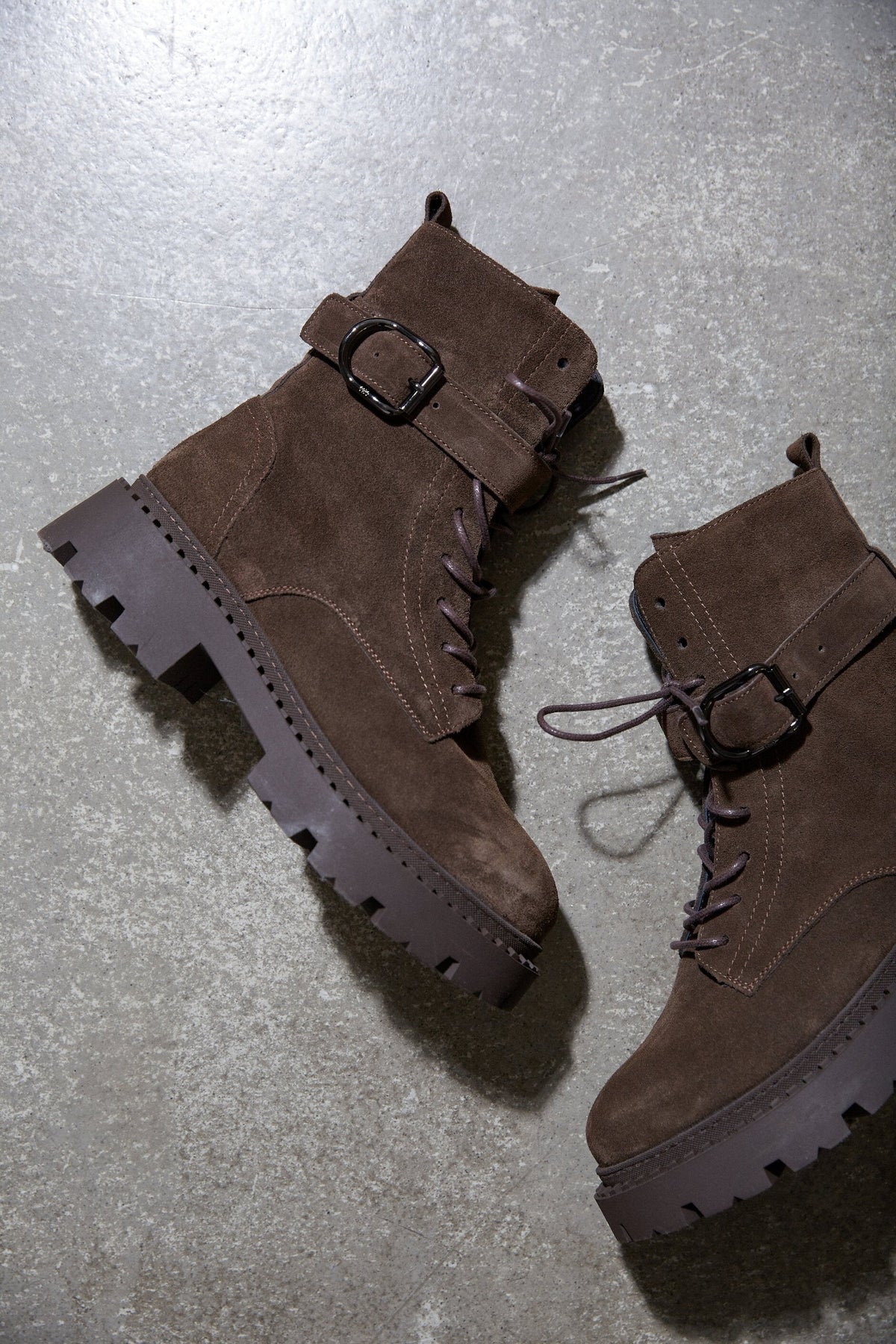 Draufsicht auf die dunkelbraunen Veloursleder-Stiefeletten