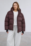 Model präsentiert die offene dunkelbraune Winterjacke im Loose-Fit