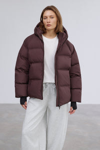 Model präsentiert die offene dunkelbraune Winterjacke im Loose-Fit
