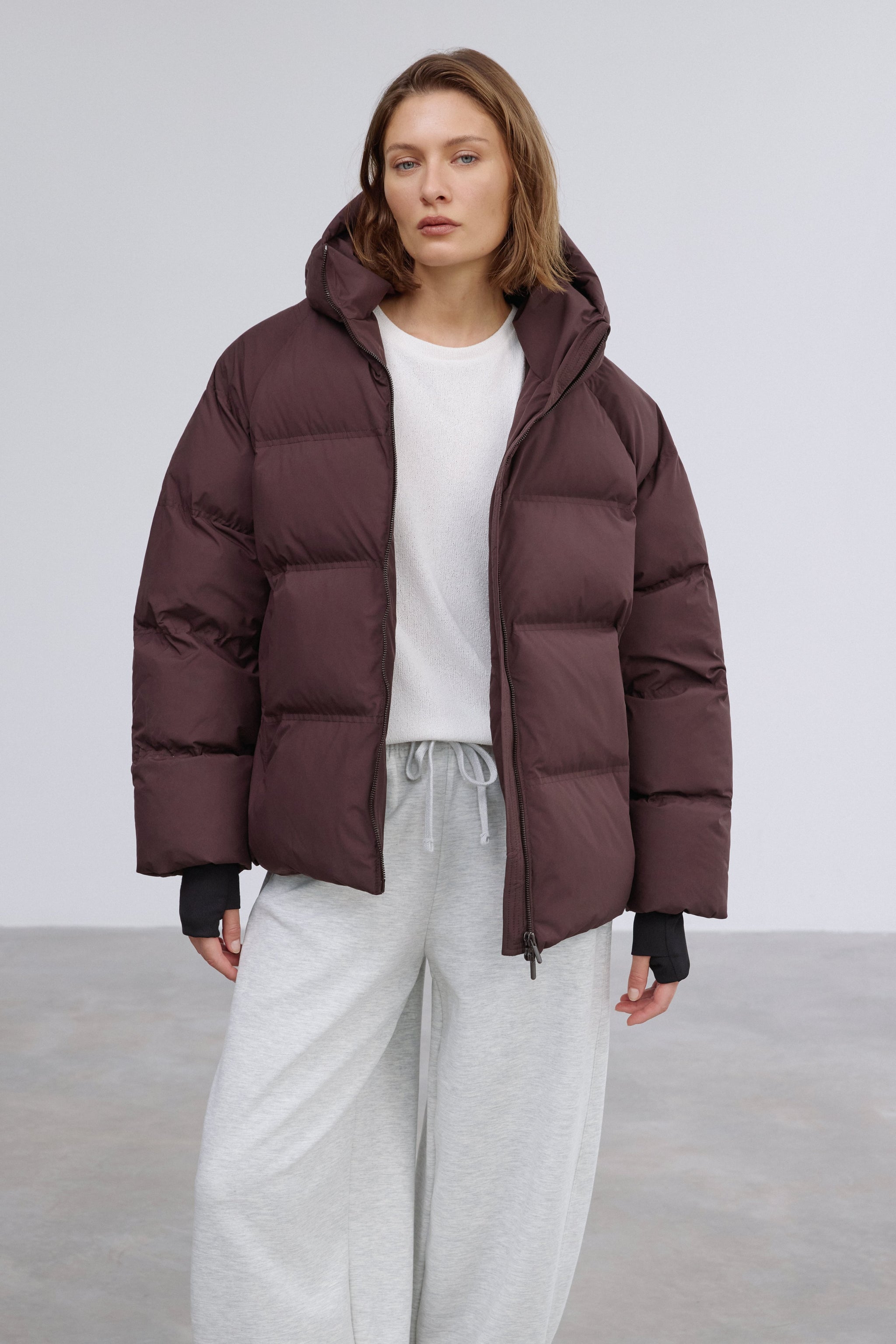 Model präsentiert die offene dunkelbraune Winterjacke im Loose-Fit
