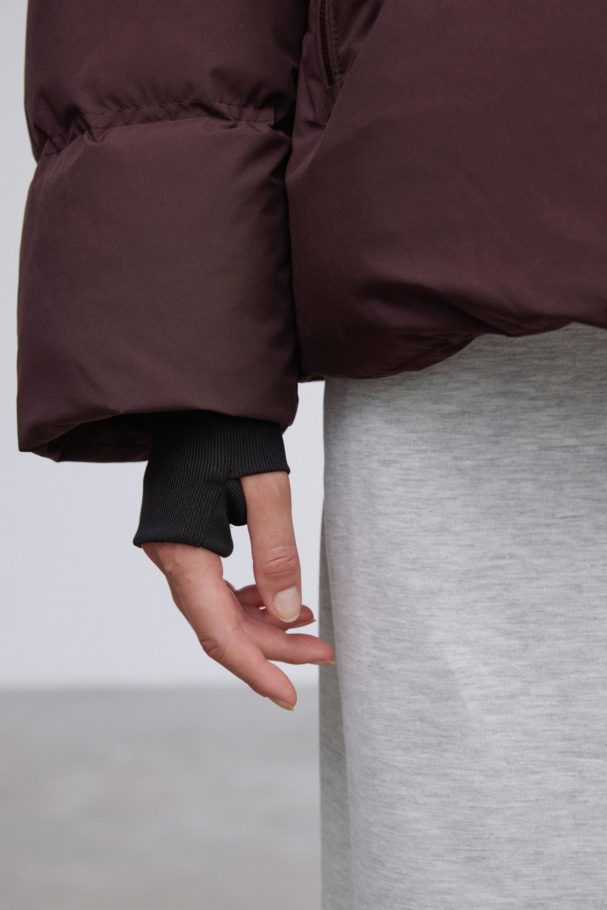 Nahaufnahme des elastischen schwarzen Ärmelbündchens mit Daumenloch