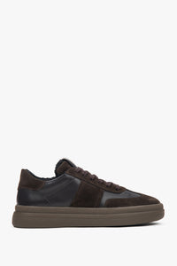 Seitliche Profilansicht des dunkelbraunen Damen-Wintersneakers aus Glattleder und Velours mit flacher Sohle
