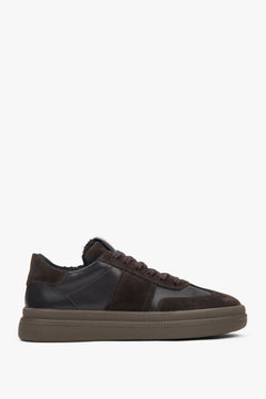 Seitliche Profilansicht des dunkelbraunen Damen-Wintersneakers aus Glattleder und Velours mit flacher Sohle