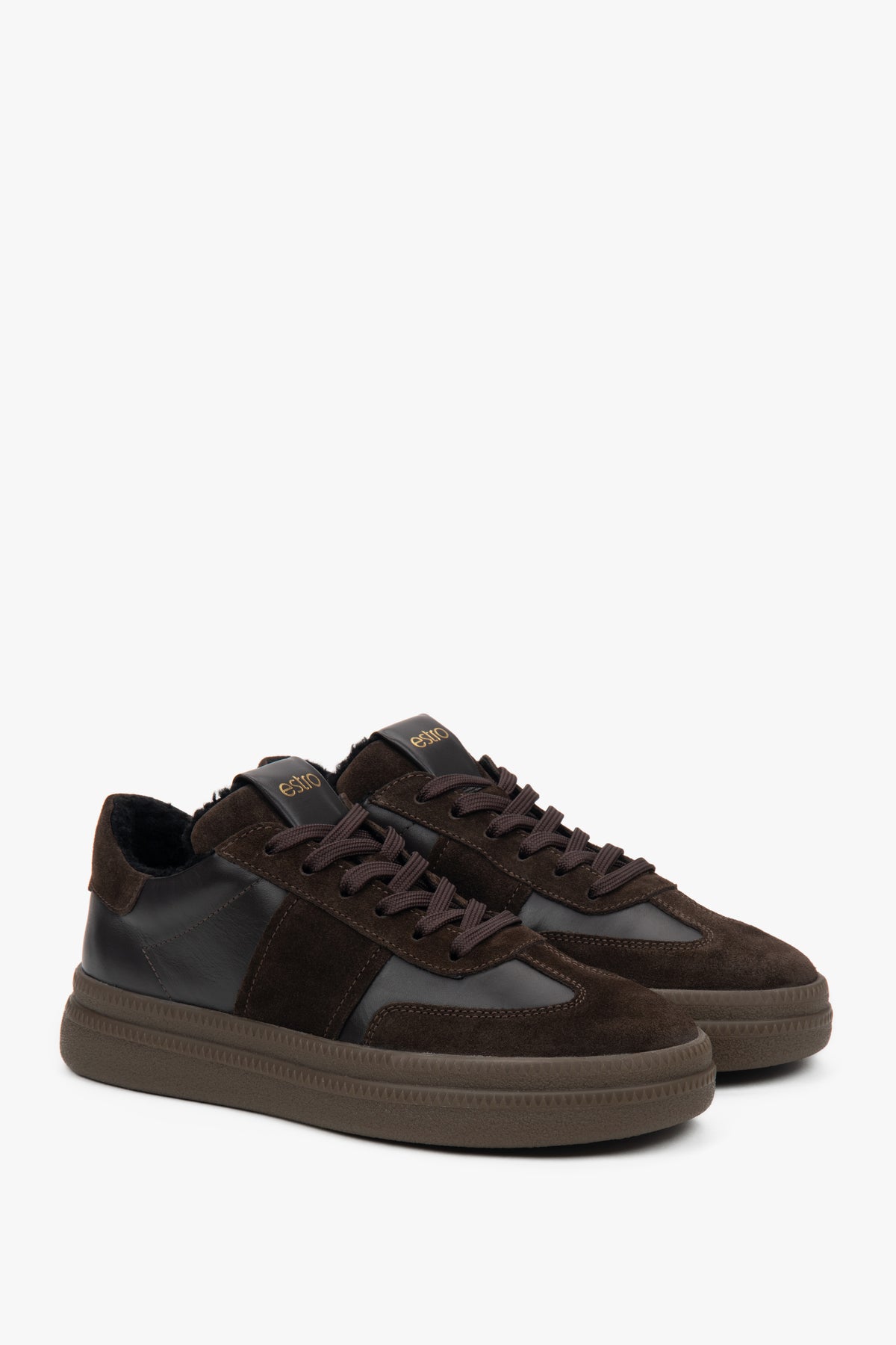 Schräge Seitenansicht des dunkelbraunen Retro-Sneakers mit wärmendem Kunstfellfutter