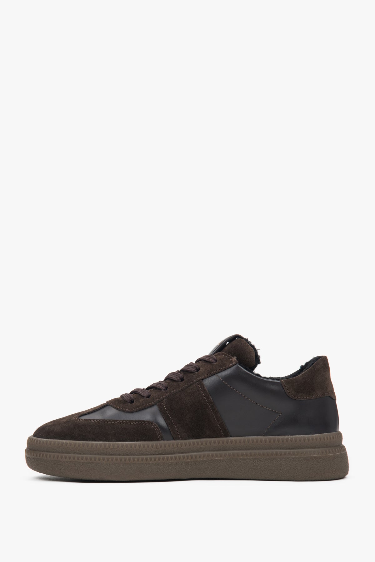 Klassische Profilansicht des eleganten braunen Damen-Wintersneakers auf hellem Untergrund
