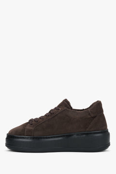 Gegenläufige Seitenansicht der dunkelbraunen Damen-Sneaker aus italienischem Premium-Velours