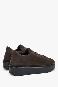 Rückwärtige Schrägansicht der gefütterten Damen-Sneaker mit verstärkter Fersenkappe und Plateausohle