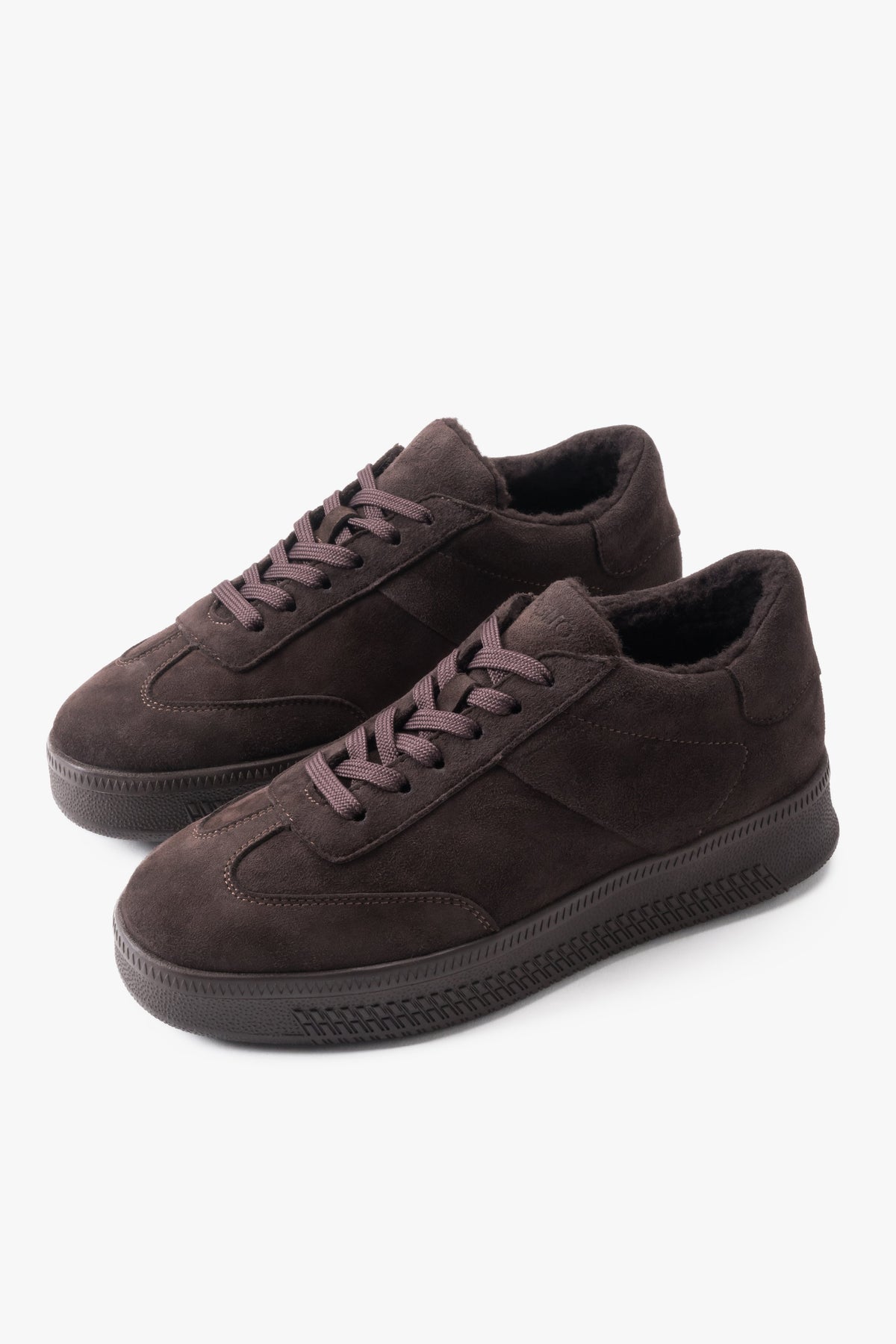 Diagonale Ansicht des Paares dunkelbrauner Damen-Wintersneaker aus samtigem italienischem Veloursleder von Estro