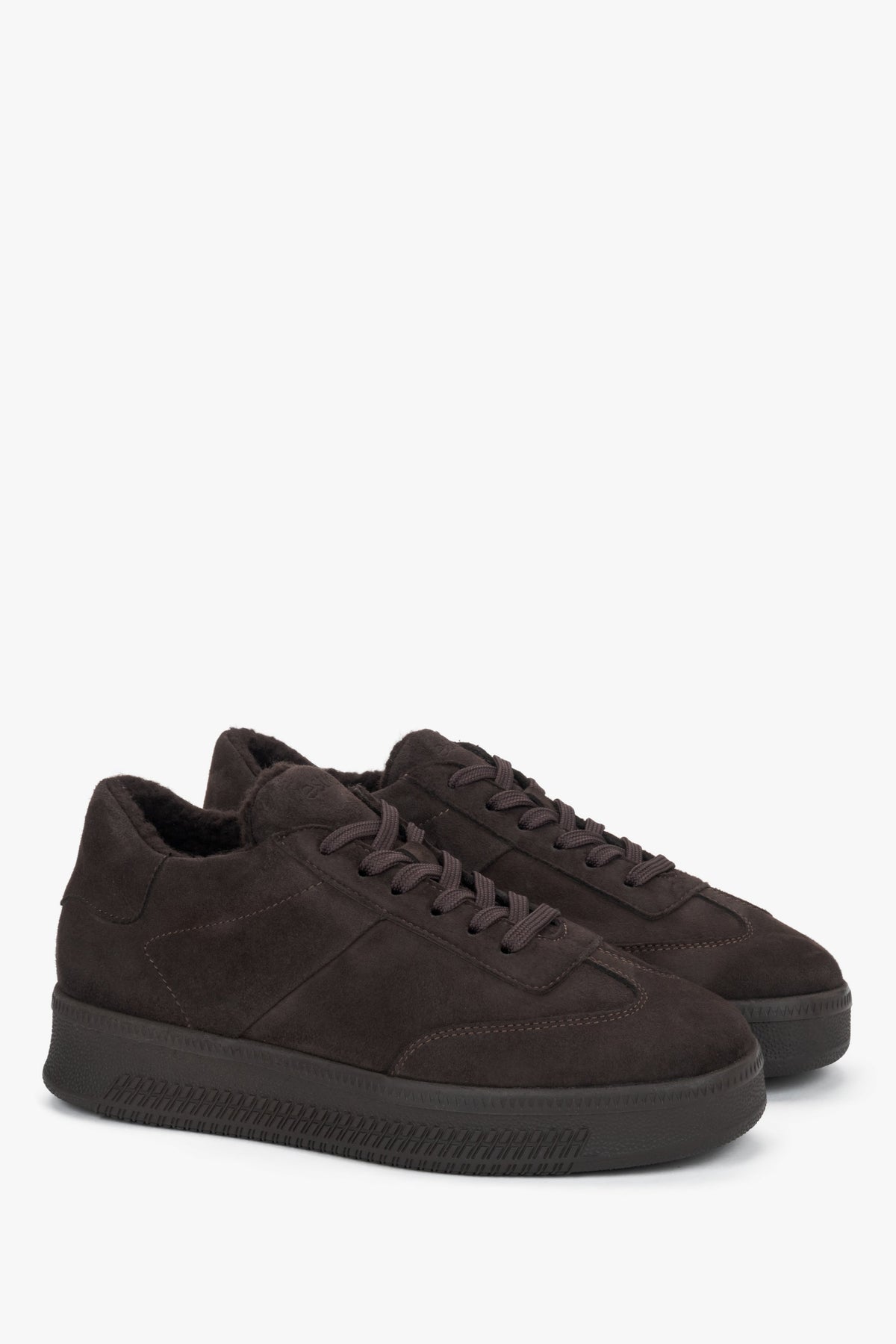 Diagonales Seitenprofil des rechten dunkelbraunen Sneakers aus Veloursleder von Estro