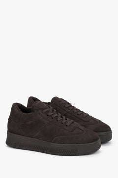 Diagonales Seitenprofil des rechten dunkelbraunen Sneakers aus Veloursleder von Estro