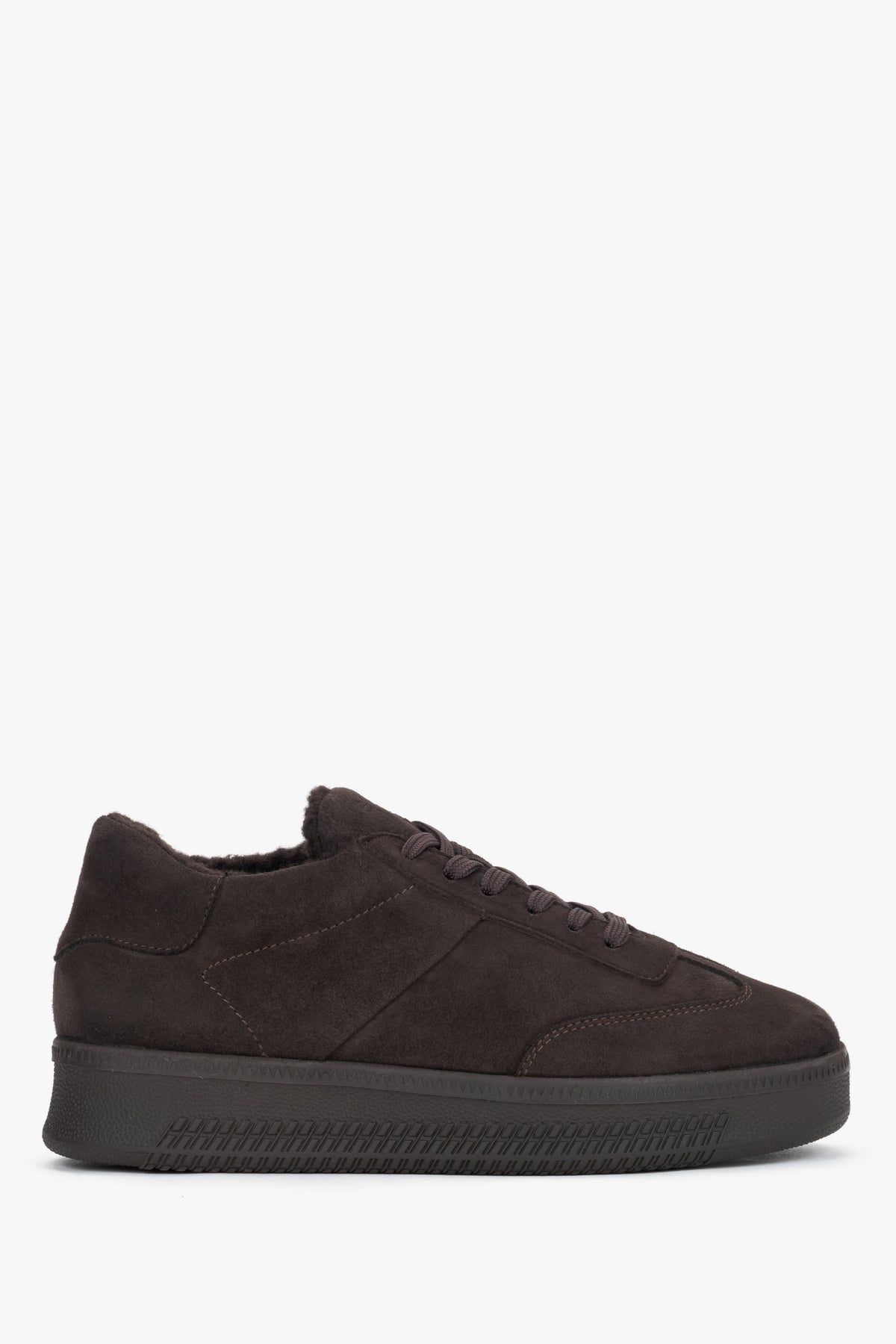 Reines Seitenprofil des rechten dunkelbraunen Winter-Sneakers aus Echtleder mit klassischer Schnürung