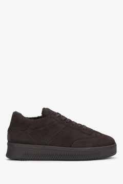 Reines Seitenprofil des rechten dunkelbraunen Winter-Sneakers aus Echtleder mit klassischer Schnürung