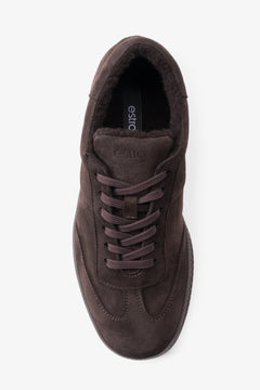 Ansicht von oben auf den rechten dunkelbraunen Wintersneaker, die das warme Kunstfellfutter zeigt