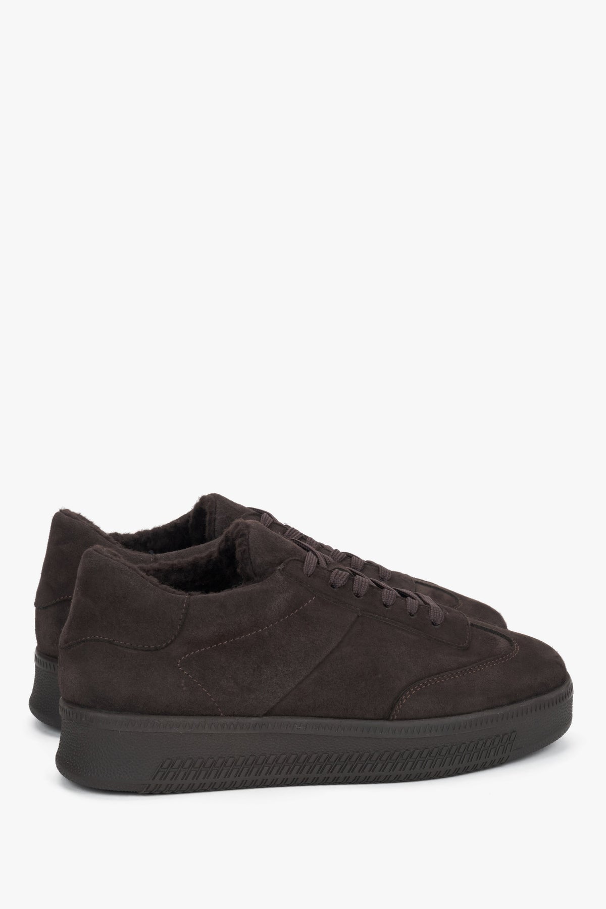 Diagonales Seitenprofil des Paares dunkelbrauner Damen-Wintersneaker aus Veloursleder von schräg hinten, die die geriffelte Plateausohle und das wärmende Kunstfellfutter zeigt.
