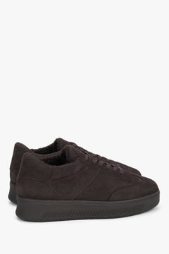 Diagonales Seitenprofil des Paares dunkelbrauner Damen-Wintersneaker aus Veloursleder von schräg hinten, die die geriffelte Plateausohle und das wärmende Kunstfellfutter zeigt.
