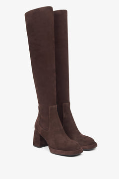 Schrägansicht des Paares dunkelbrauner Stiefel, die die hohe und elastische Silhouette zeigen 