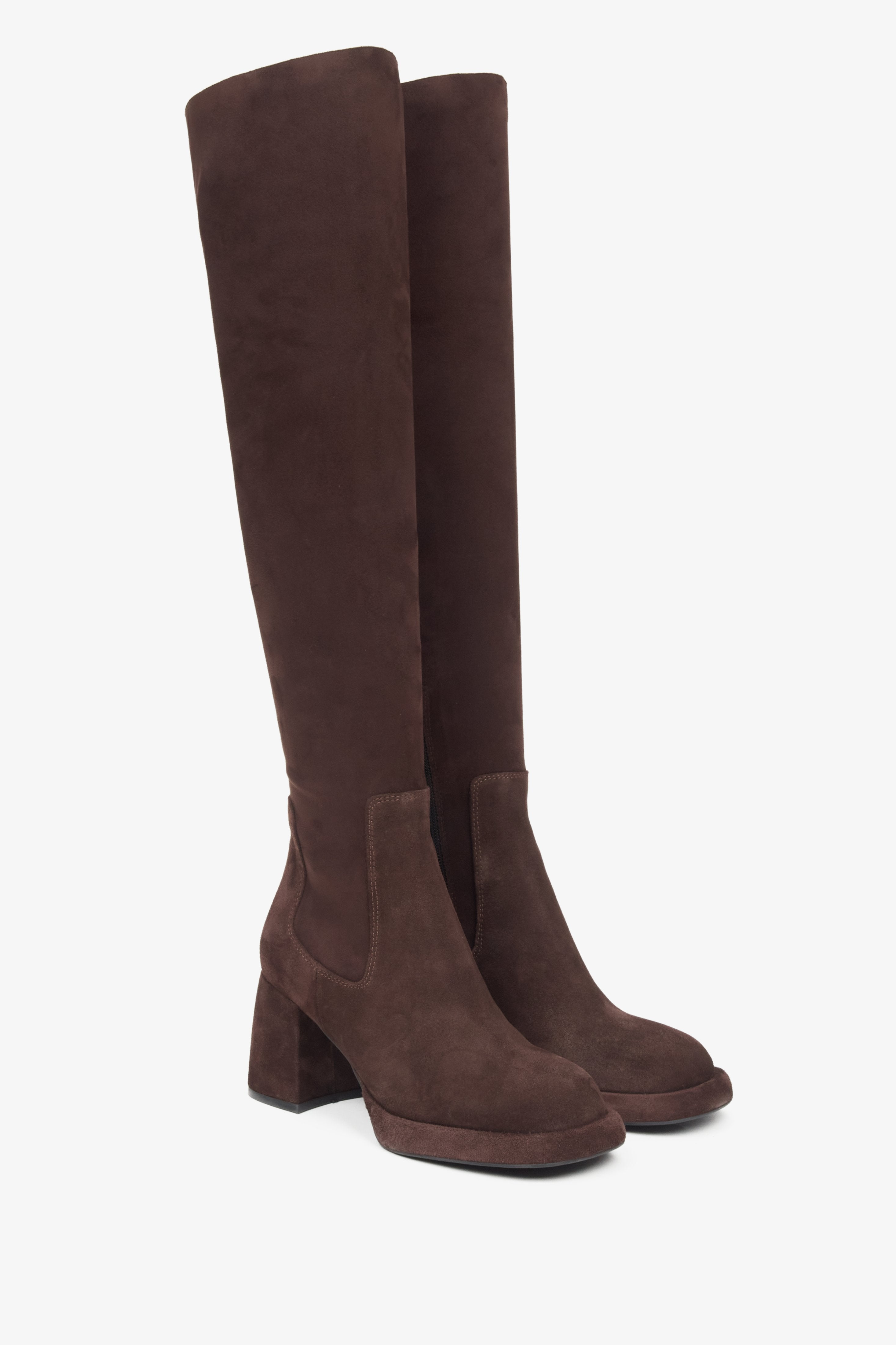 Schrägansicht des Paares dunkelbrauner Stiefel, die die hohe und elastische Silhouette zeigen 