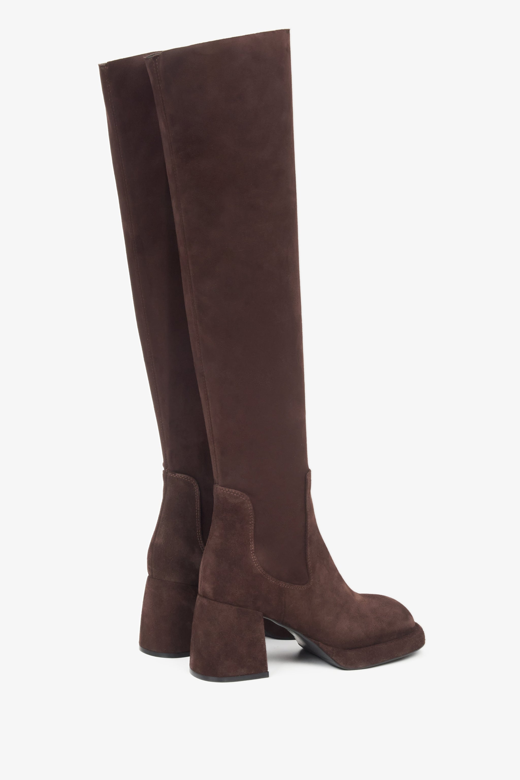 Schrägansicht von hinten, die den stabilen 7,5-cm-Blockabsatz der dunkelbraunen Stretch-Stiefel hervorhebt 