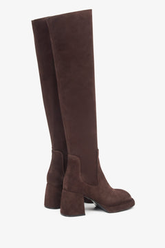 Schrägansicht von hinten, die den stabilen 7,5-cm-Blockabsatz der dunkelbraunen Stretch-Stiefel hervorhebt 