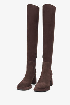 Ansicht des Paares dunkelbrauner Stiefel aus Stretch-Veloursleder mit stabilem Blockabsatz und Karree-Spitze