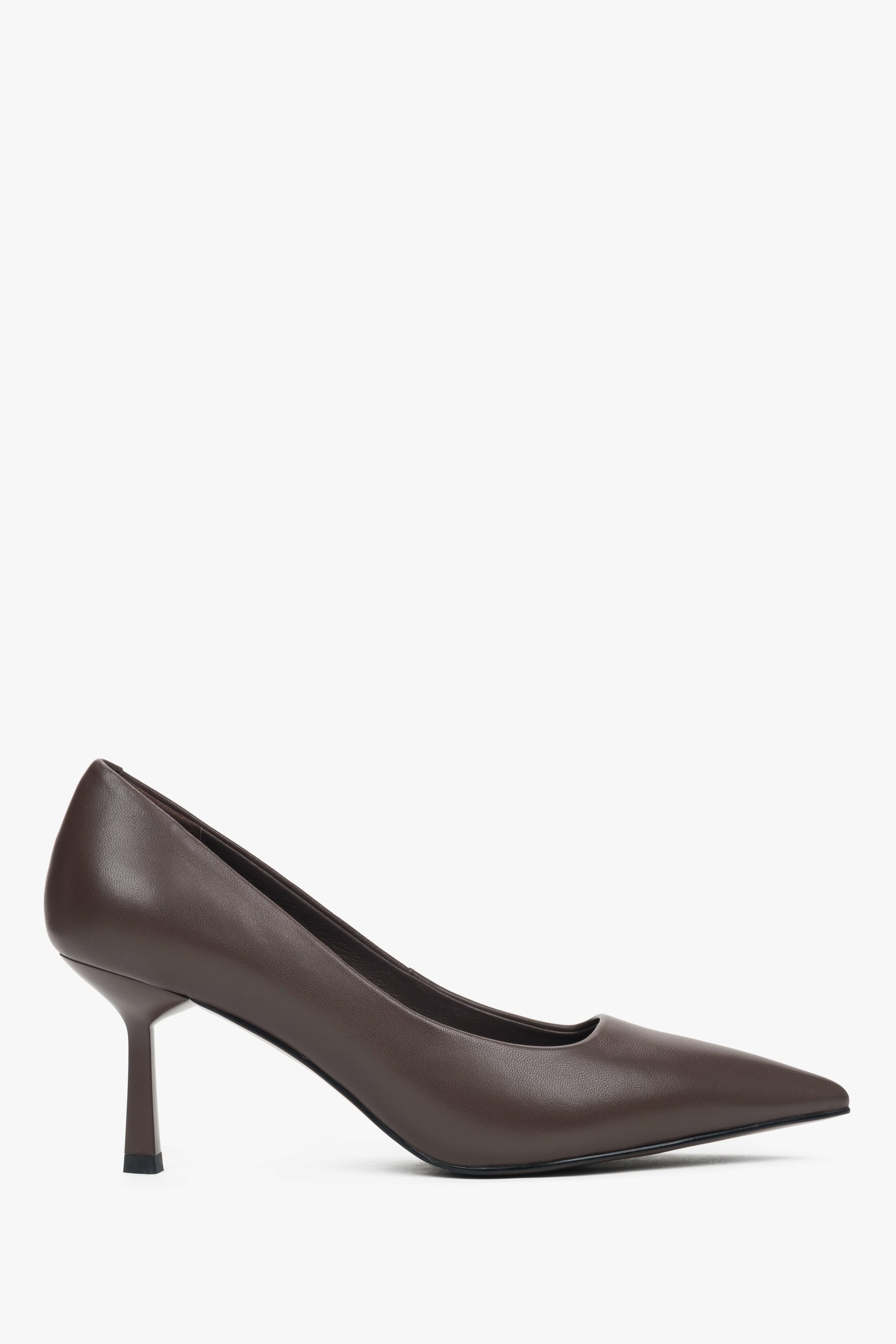 Seitenansicht des dunkelbraunen Stilettos, die den eleganten 7,5-cm-Absatz zeigt 