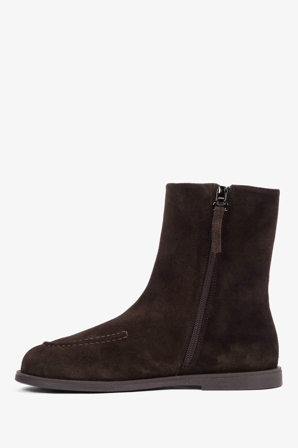 Seitenansicht der dunkelbraunen Schuhe mit TR-Gummisohle und Reißverschluss