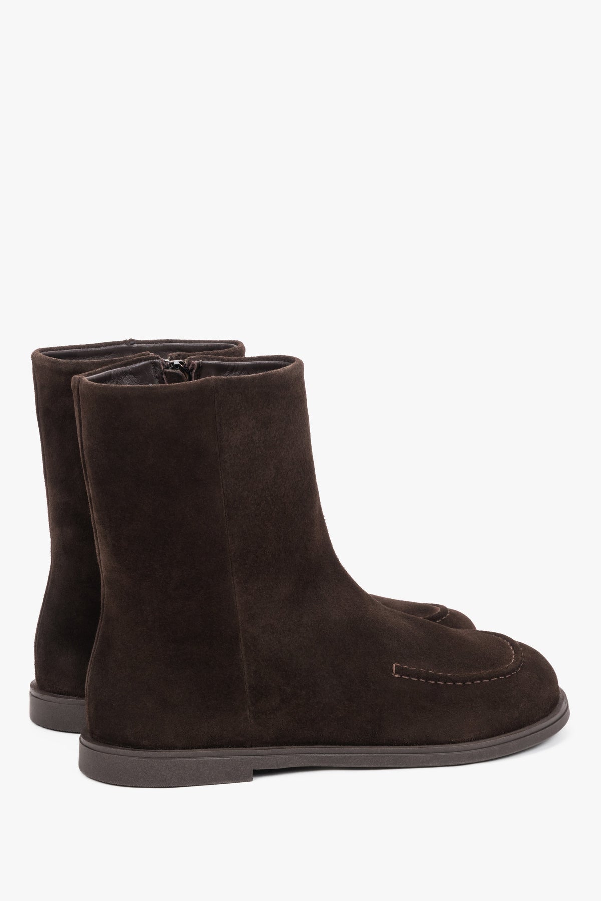 Rückwärtige Ansicht der bequemen flachen Damen-Stiefeletten