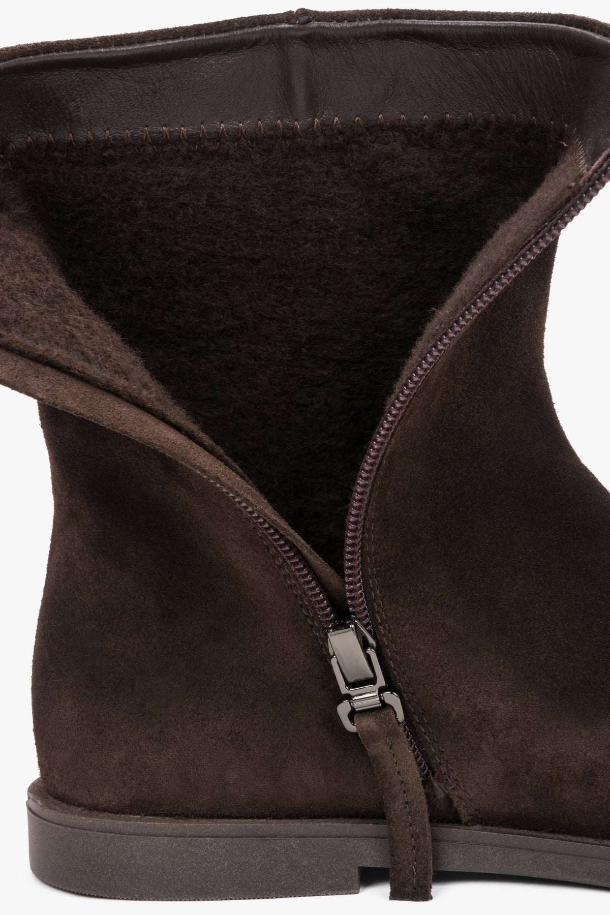 Nahaufnahme des geöffneten Reißverschlusses und des weichen Flanell-Futters