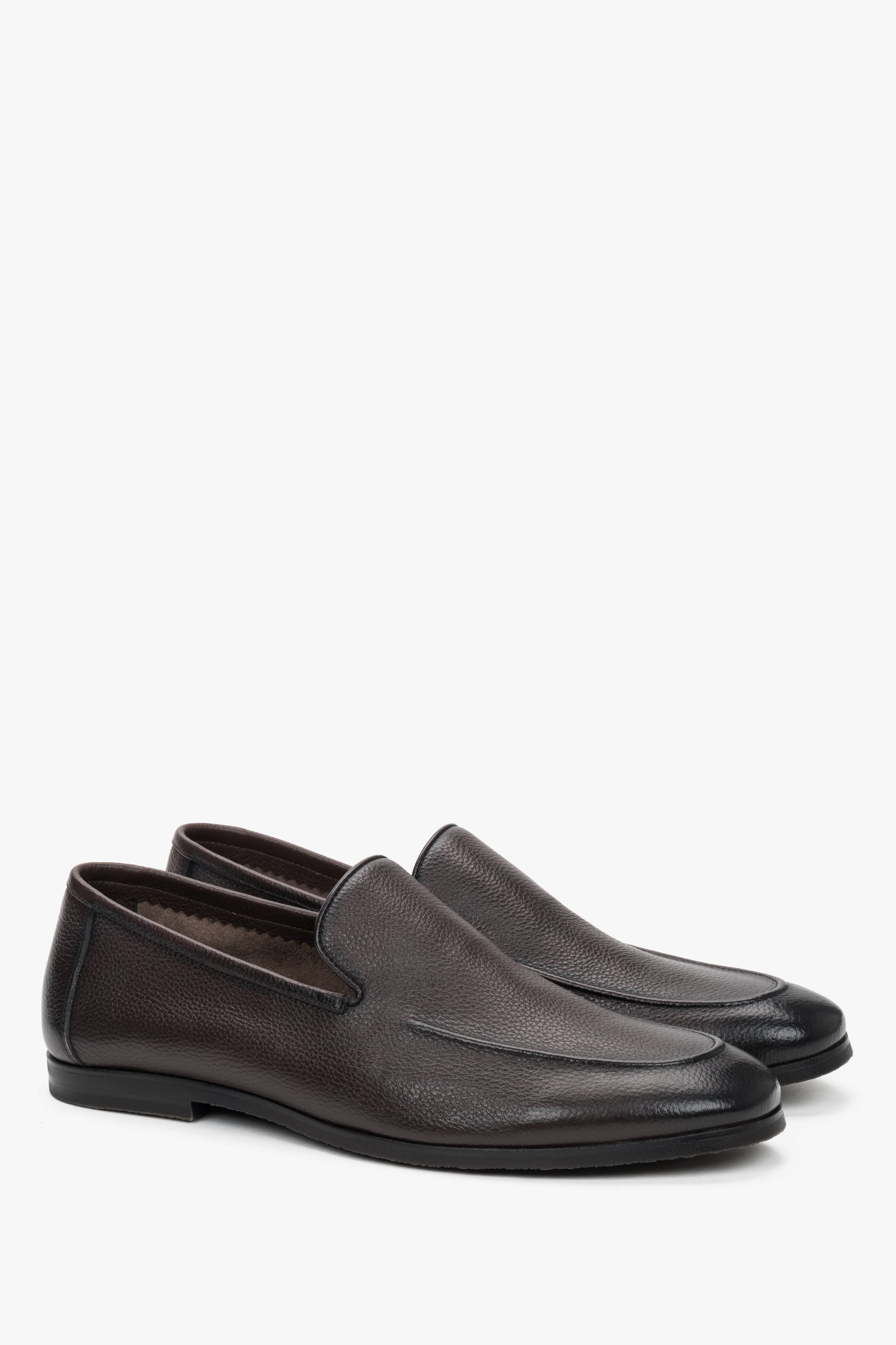 Schräge Seitenansicht der dunkelbraunen formellen Herren-Loafer aus Echtleder.