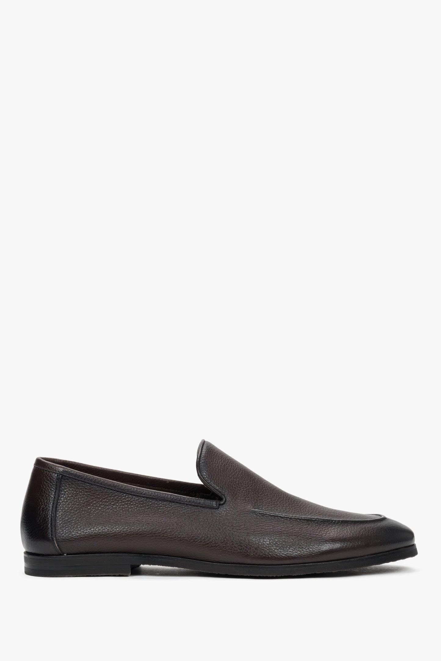 Flaches Seitenprofil der dunkelbraunen Herren-Loafer aus Echtleder.
