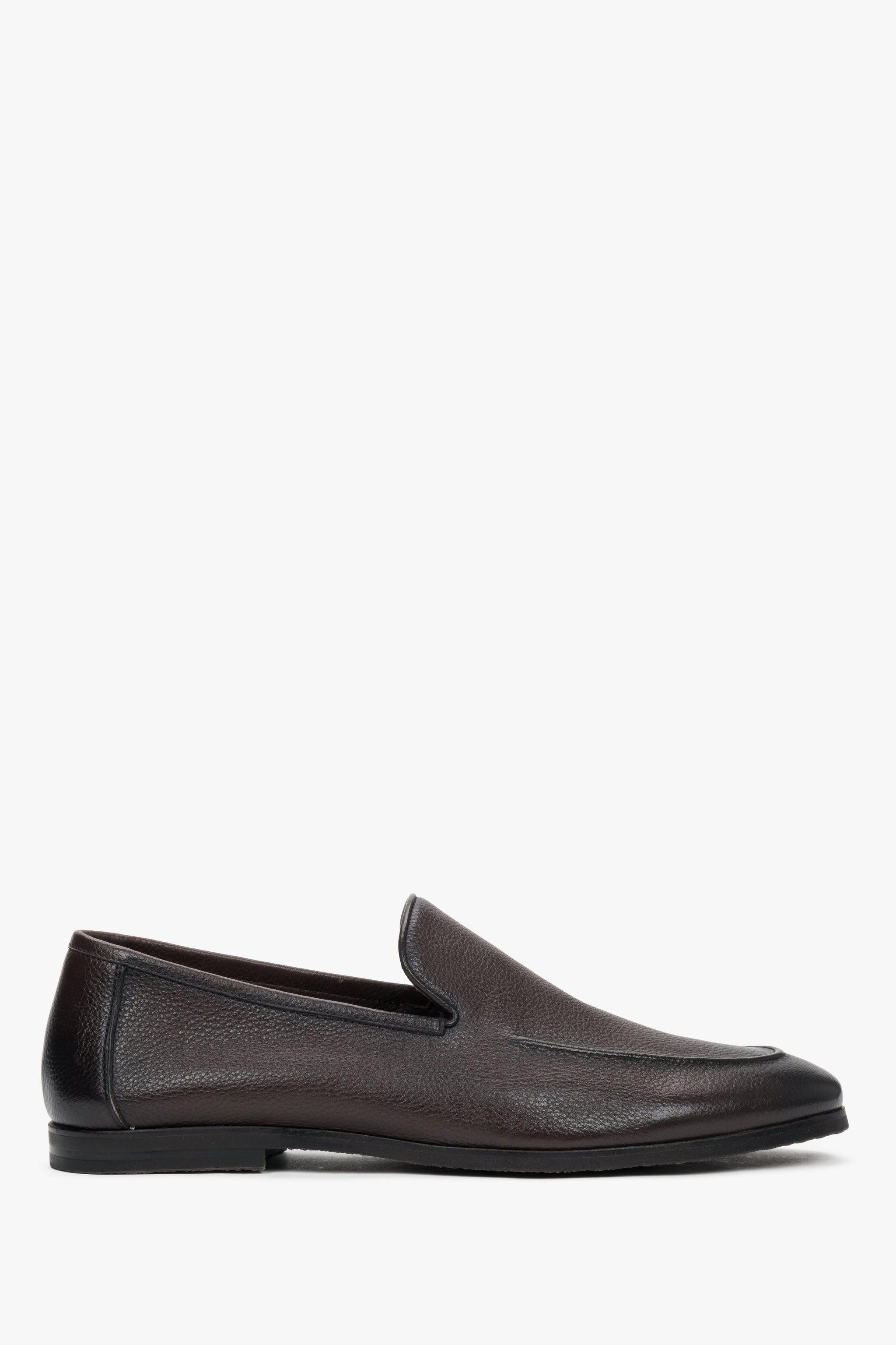 Flaches Seitenprofil der dunkelbraunen Herren-Loafer aus Echtleder.