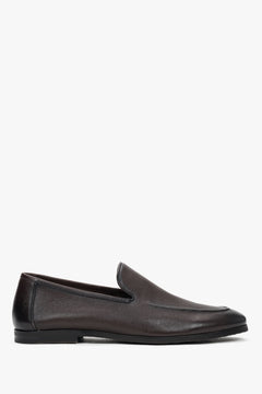 Flaches Seitenprofil der dunkelbraunen Herren-Loafer aus Echtleder.