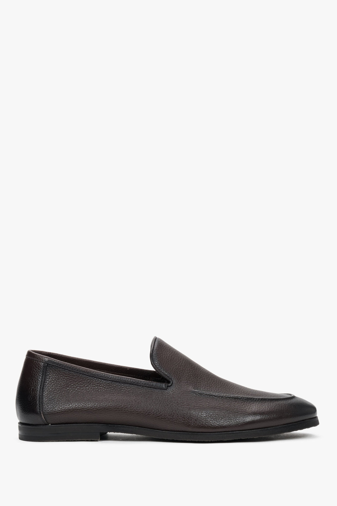 Flaches Seitenprofil der dunkelbraunen Herren-Loafer aus Echtleder.
