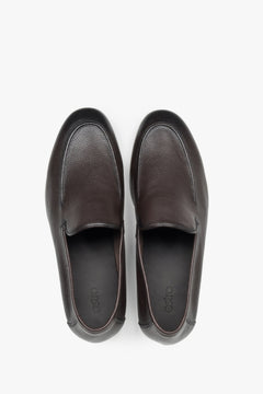 Draufsicht auf das Paar formeller Herren-Loafer aus Echtleder in Dunkelbraun.