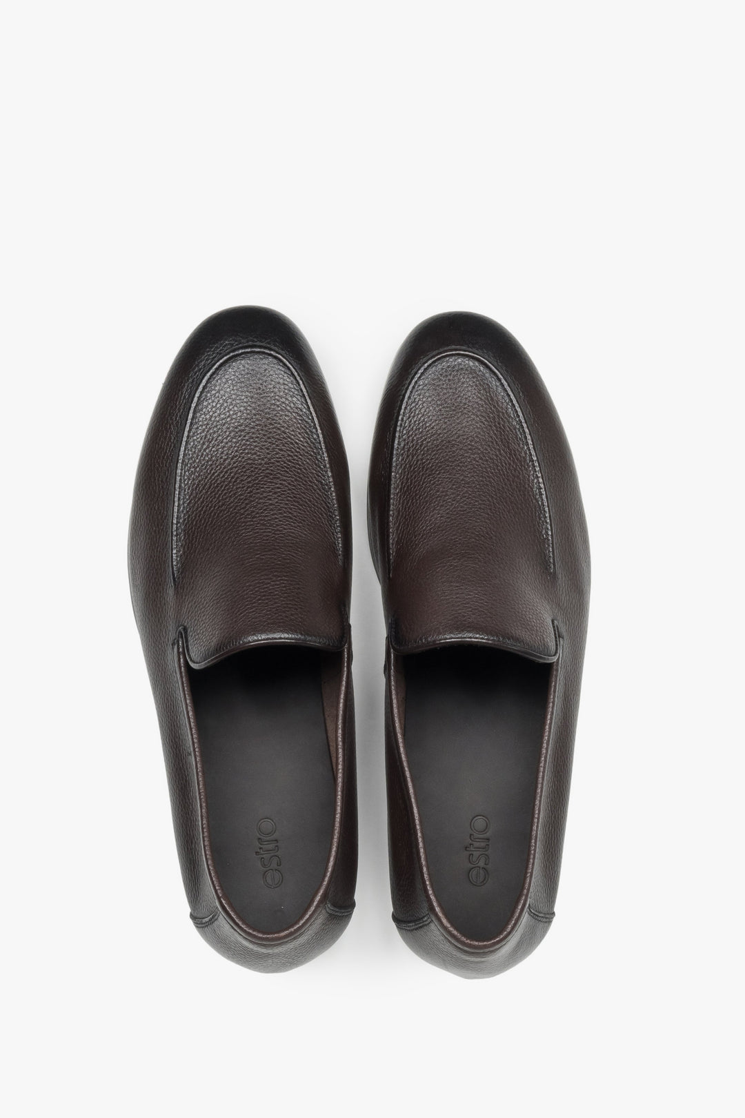 Draufsicht auf das Paar formeller Herren-Loafer aus Echtleder in Dunkelbraun.