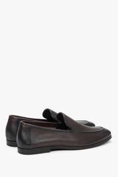 Rückwärtige Seitenansicht der flachen dunkelbraunen Herren-Loafer.