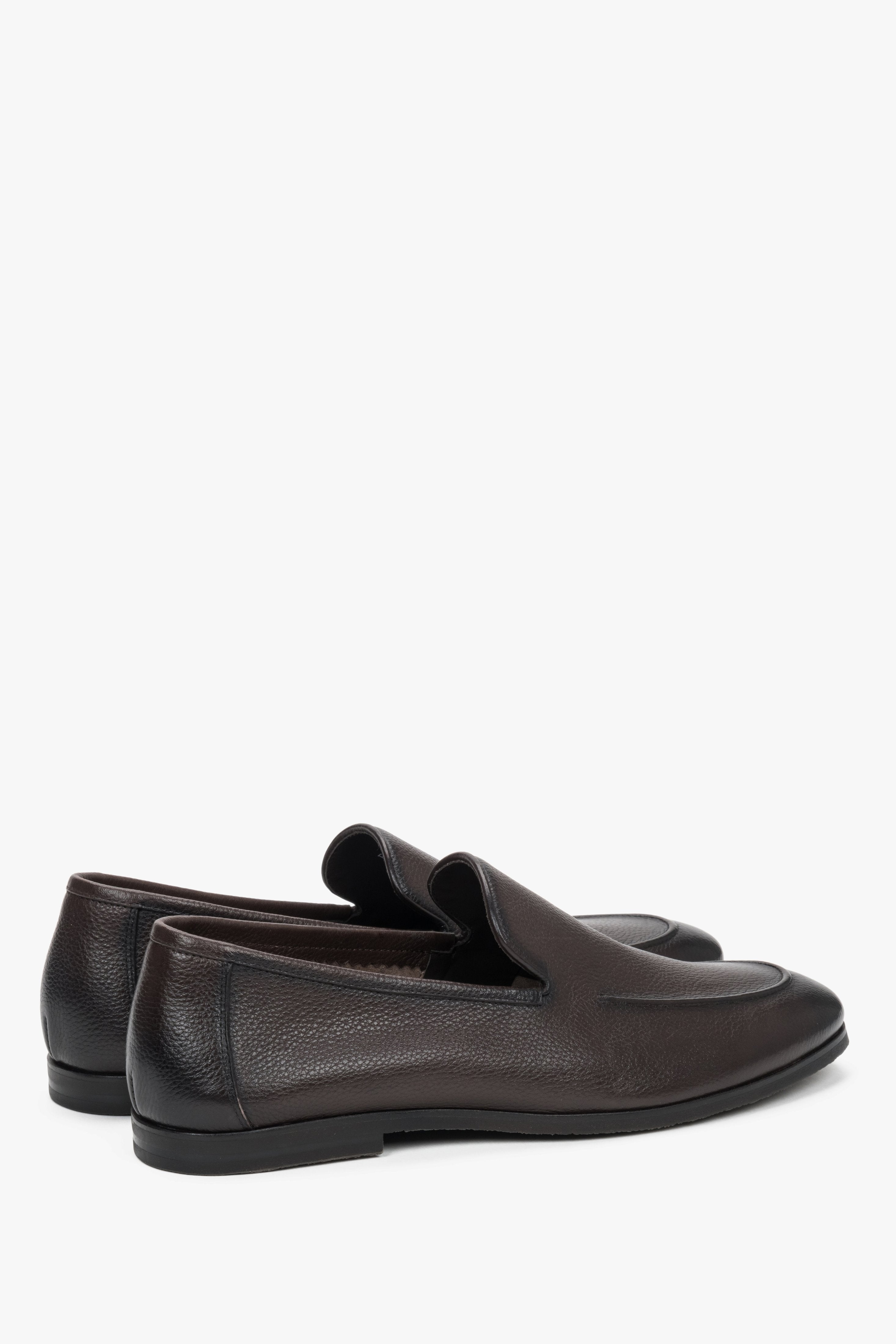 Rückwärtige Seitenansicht der flachen dunkelbraunen Herren-Loafer.