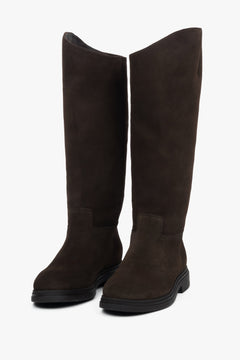 Frontale Schrägansicht beider Stiefel mit Fokus auf die abgerundete Zehenpartie 