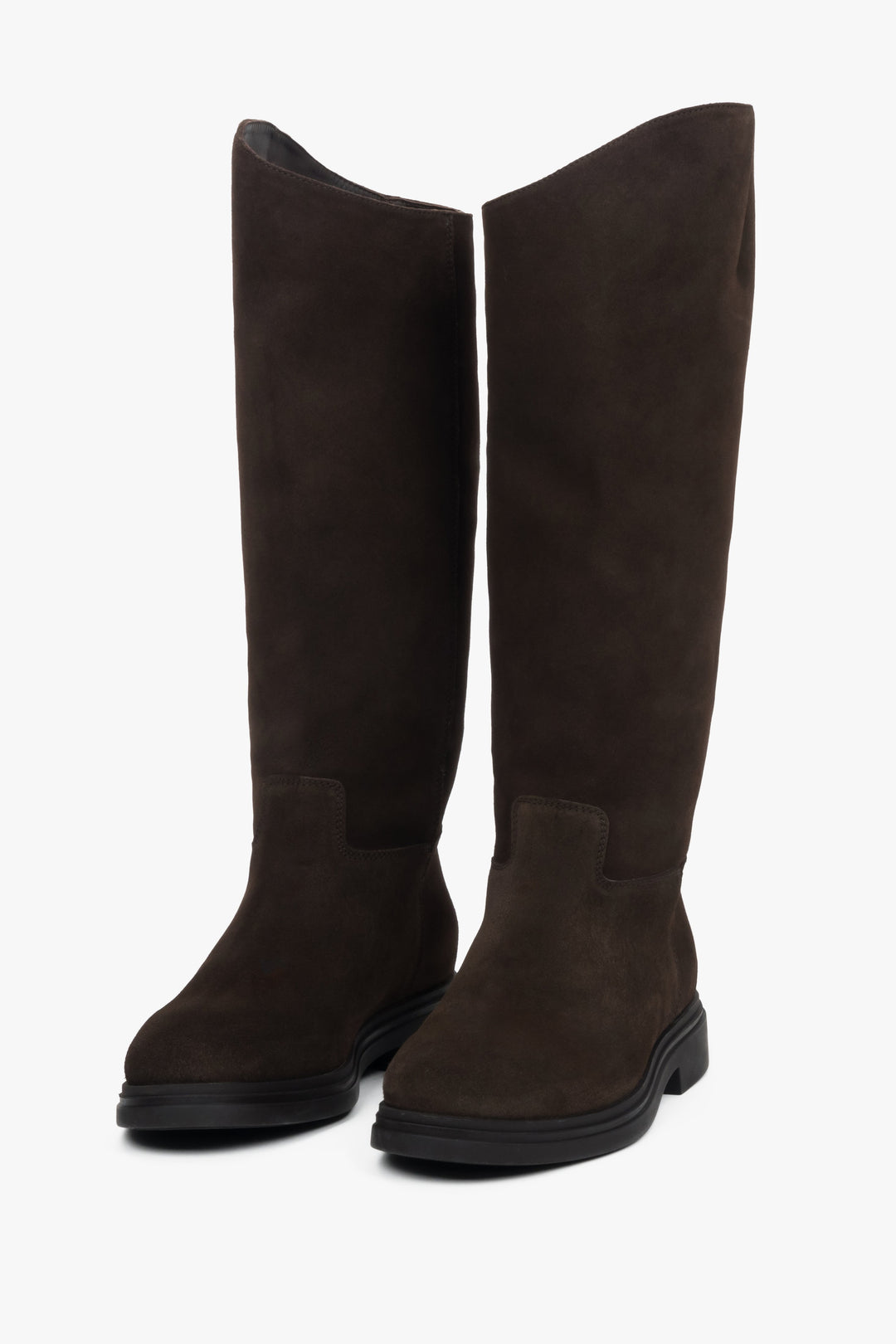 Frontale Schrägansicht beider Stiefel mit Fokus auf die abgerundete Zehenpartie 
